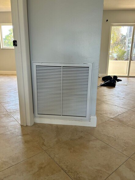 Building Photo - 2300 NE 1st Ln