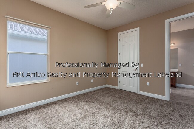 Building Photo - 3960 Sunset Lake Dr