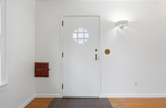 Building Photo - Discover Comfort & Charm in a Prime Location: 2BD/1B Single-Family Home!