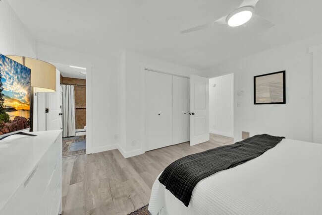 Building Photo - 5999 N Pinegrove Dr