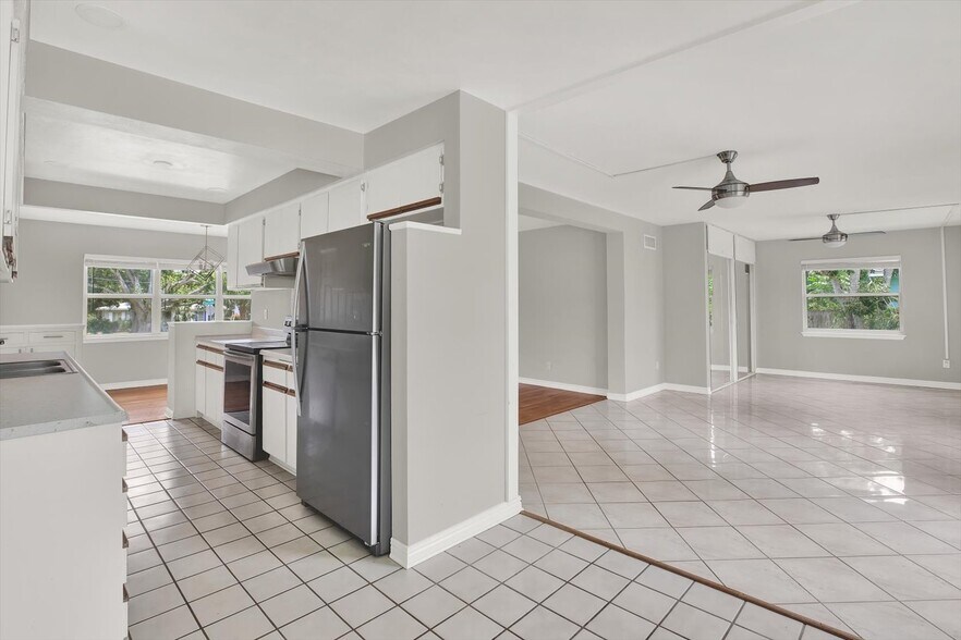 Building Photo - 10711 Seminole Dr N