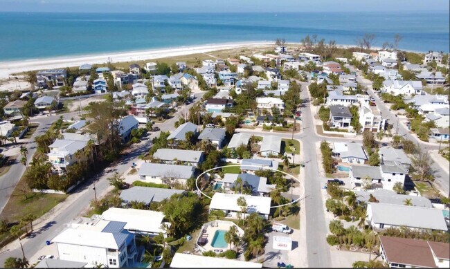 Building Photo - 613 Fern St