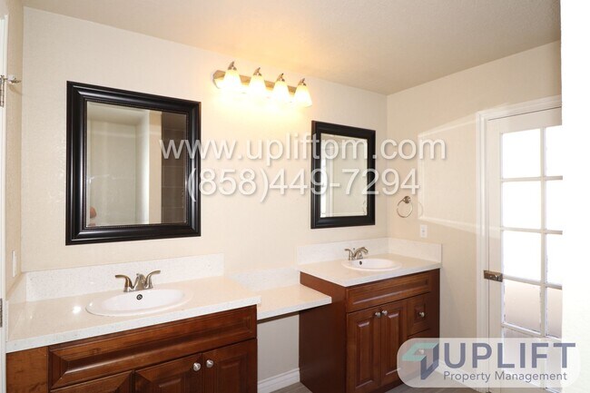 Building Photo - 4 Bedroom 2 Bathroom with Garage and Green...