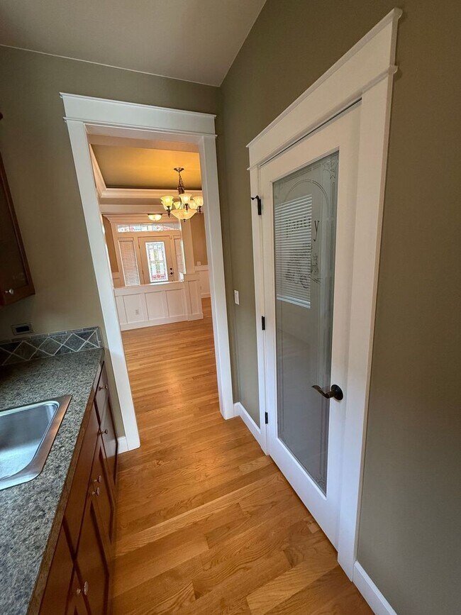 Building Photo - Stunning large 3 bedroom plus bonus rooms ...