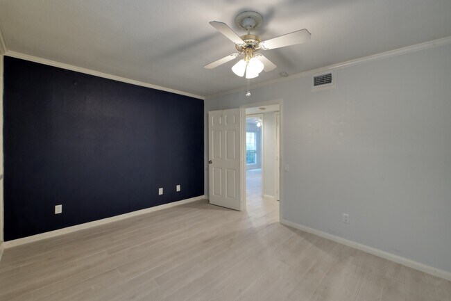 Building Photo - 1860 White Oak Dr