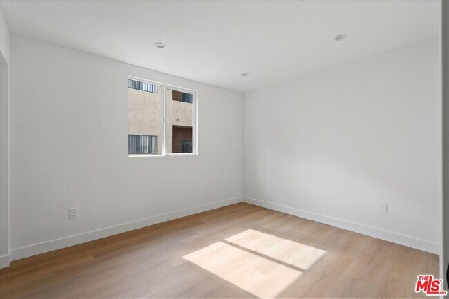 Building Photo - 3754 1/2 Veteran Ave