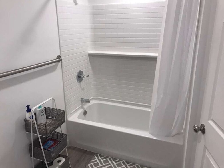 Full bathroom - 2398 Tree Vista Ct