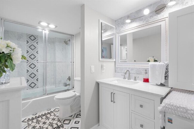 Building Photo - 1147 Hillsboro Mile