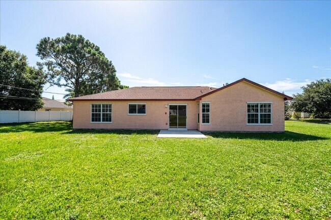 Building Photo - 2175 SE Heathwood Cir