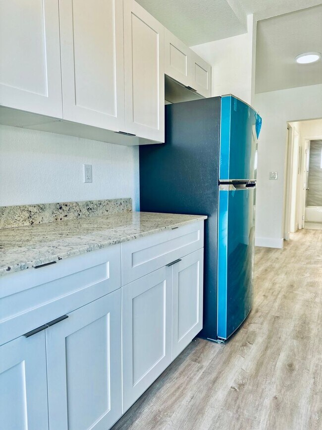 Building Photo - Newly remodeled apartment in the heart of ...