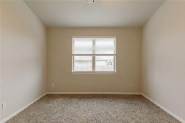 Building Photo - Lovely and Cozy 3/BR and 2/BA Home in Roun...