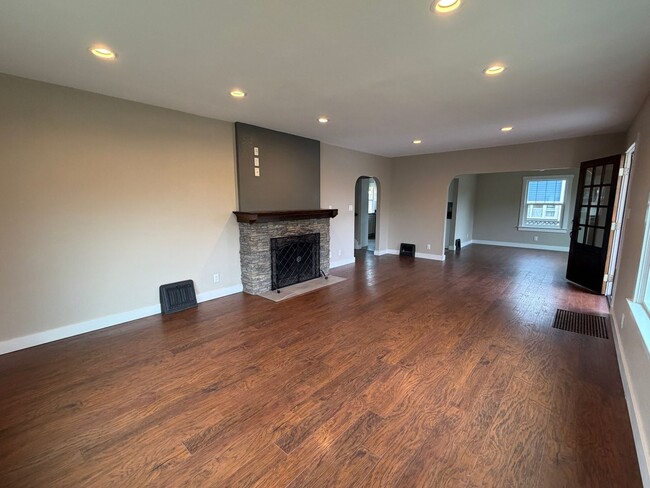 Building Photo - 3 Bedroom 1.5 Bath Single Family house on ...