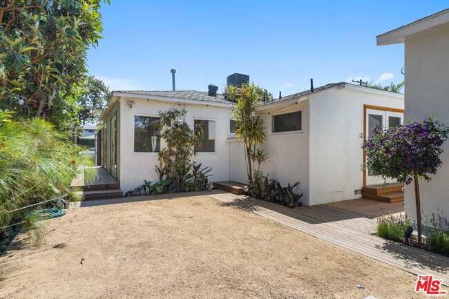 Building Photo - 2425 Cloy Ave