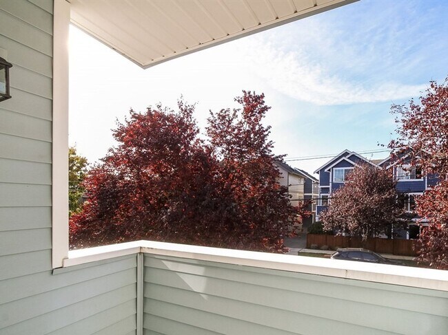 Building Photo - Fabulous Green Lake Townhome