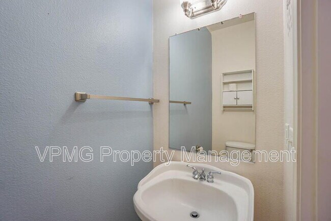 Building Photo - 8907 NE 84th St