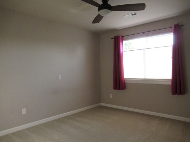 Building Photo - Gorgeous 5 bedroom 2.5 bath home in Lakeland Hills