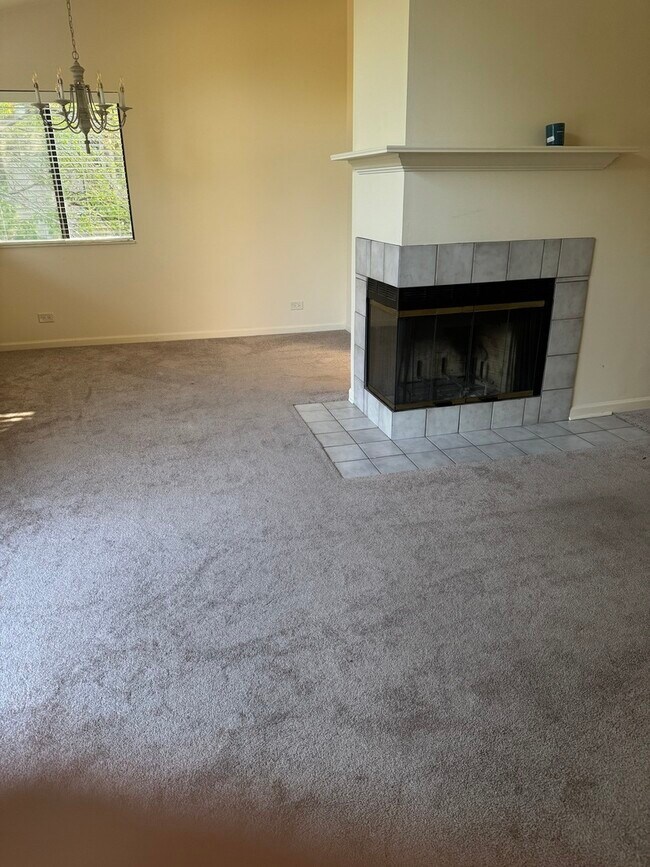 Building Photo - 827 Shoreline Rd