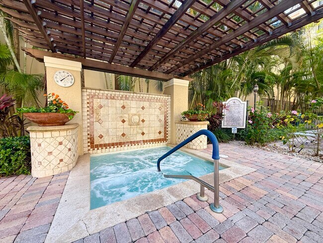 Building Photo - 630 S Sapodilla Ave