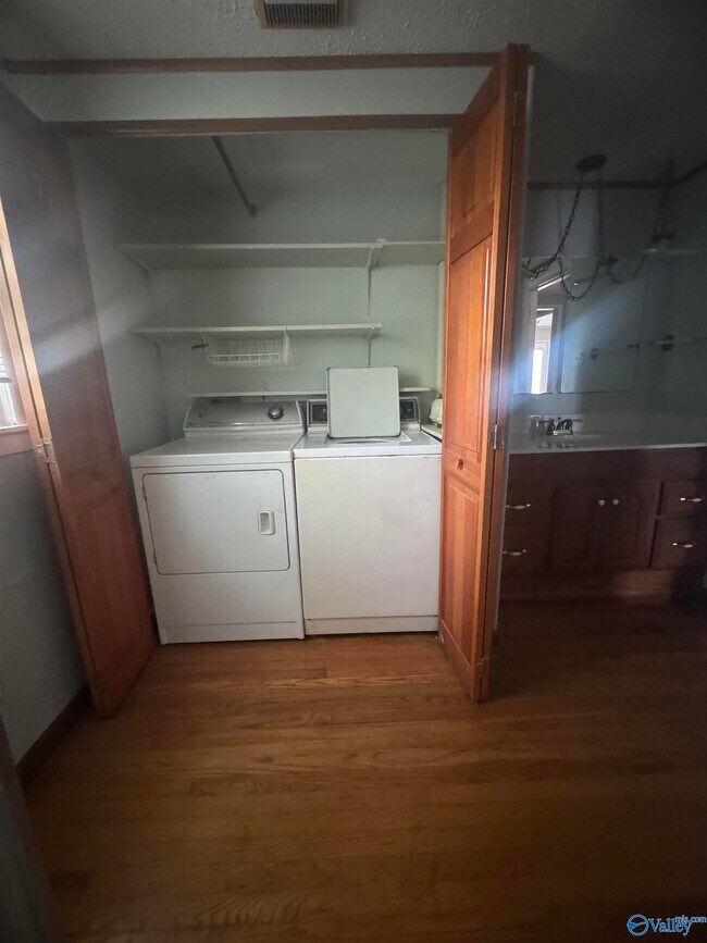 Building Photo - 1113 Humes Ave NE