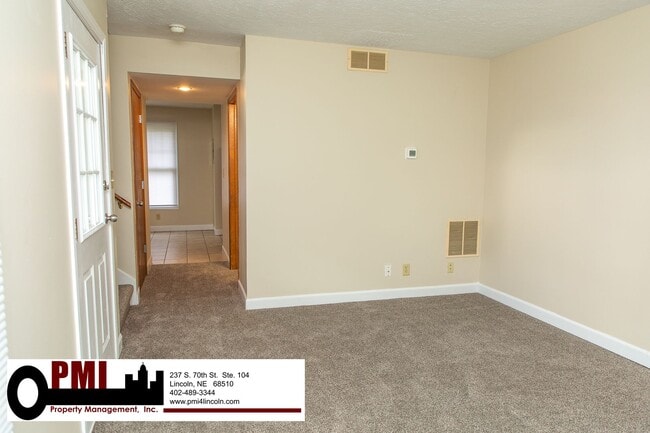 Building Photo - 3 Bedroom and 1.5 bathroom Duplex for Rent