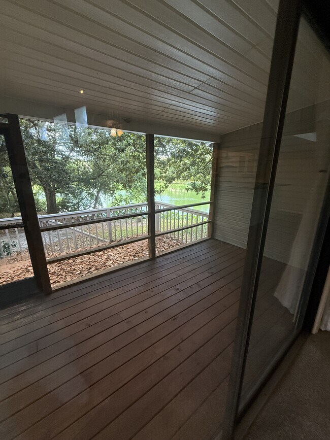 Building Photo - 504 Main St