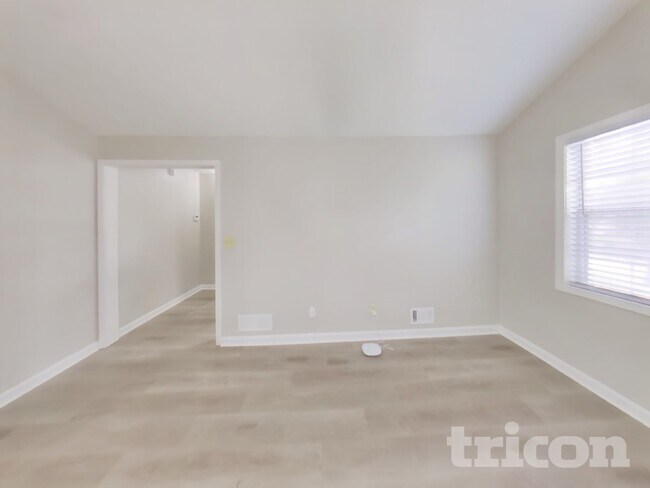 Building Photo - 2407 Windridge Dr NE