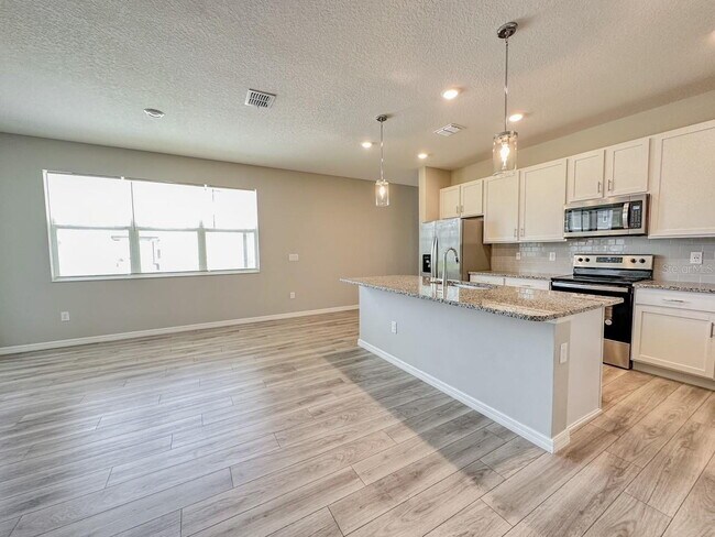 Building Photo - Gorgeous 4 Bed 2 Bath Home!