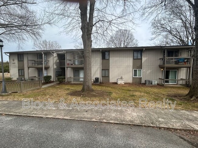 Building Photo - 2260 Sunderland Rd