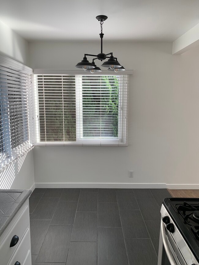 Dining area - 3466 Glendon Ave
