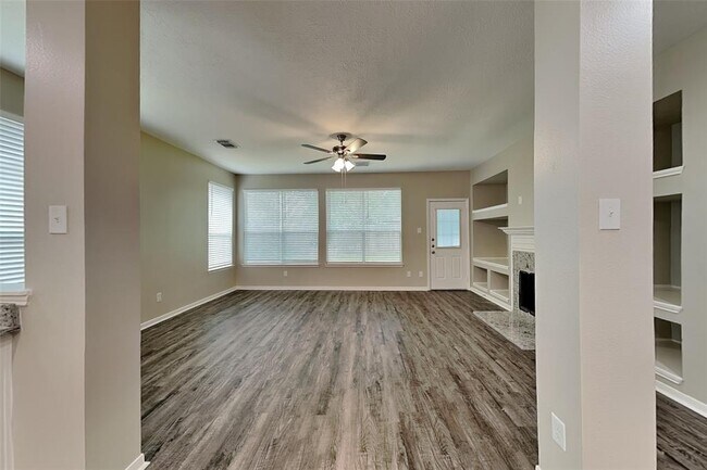 Building Photo - 9911 Goldenglade Dr