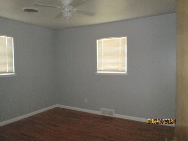 Building Photo - HOUSE -- 3 bedrooms, 2 bathrooms, Garage