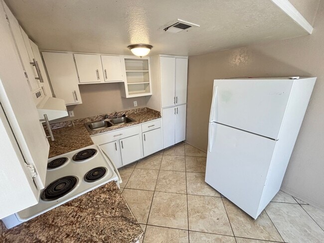 Building Photo - Charming 1Bed/1Bath apartment located in N...