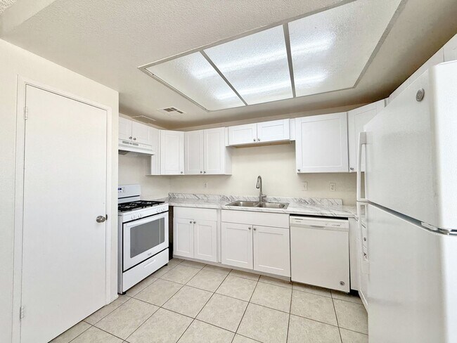 Building Photo - AVAILABLE NOW!! 3 Bedroom 2 Bathroom Upper Level Unit in Cathedral City!