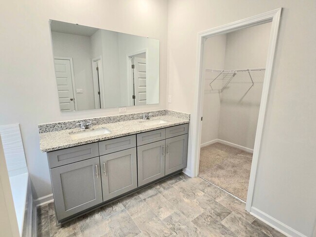 Building Photo - 4828 Southwind Rd