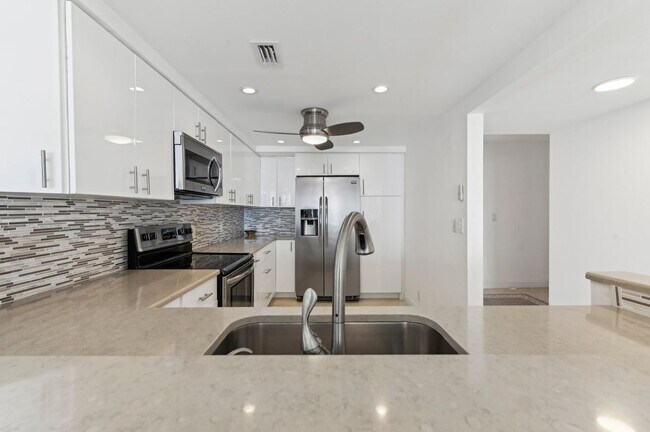 Building Photo - 3580 S Ocean Blvd