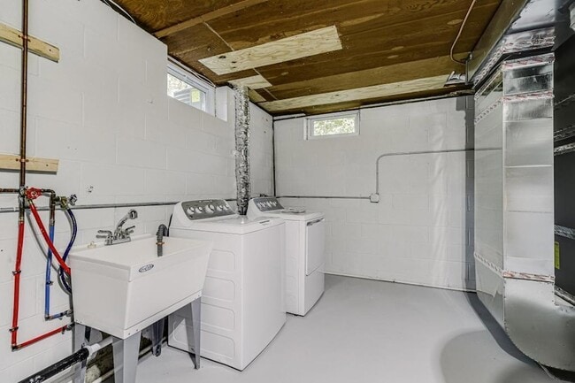 Building Photo - 835 Niagara Ln N