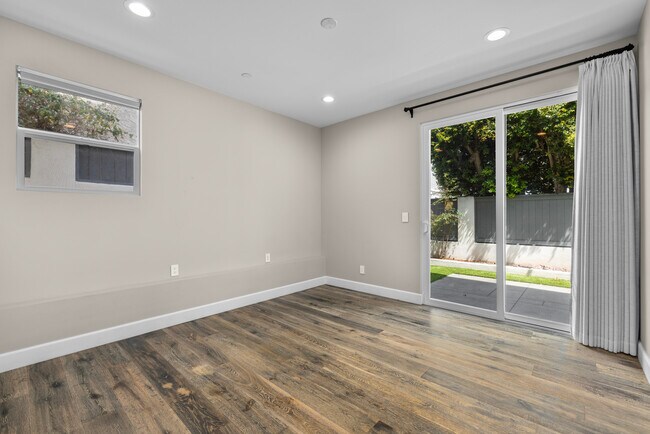 Building Photo - 2415 Carnegie Ln