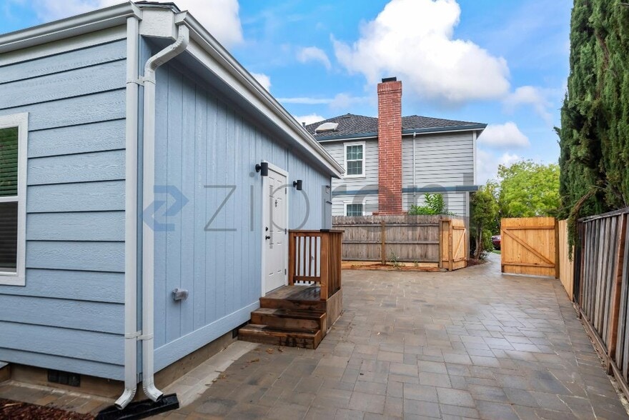 Building Photo - Unit