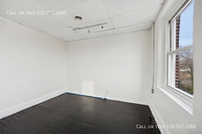 Building Photo - Large 1 Bedroom - 1 Bathroom  Apartment in...