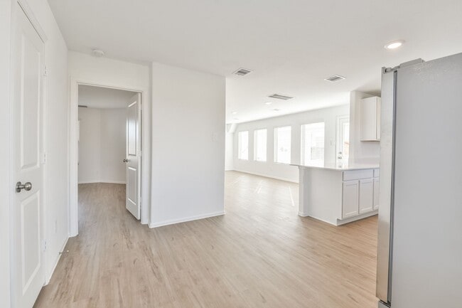 Building Photo - Immaculate 4 bedroom home in Becker Fields!