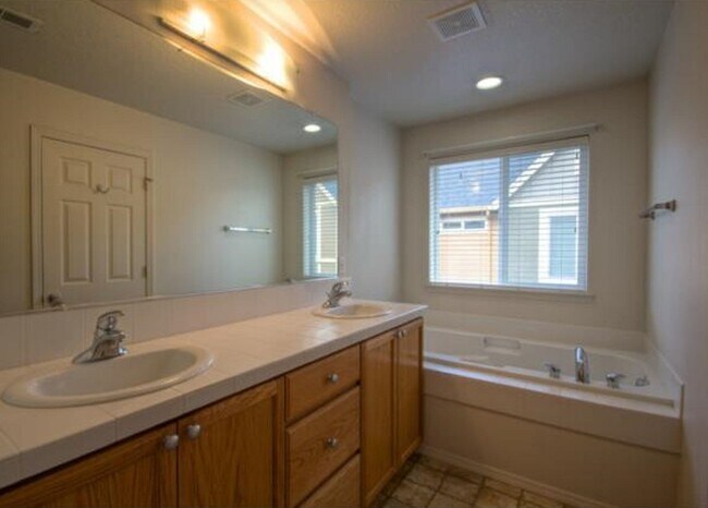 Building Photo - Corner 2 Bed 2.5 Bath Townhome - Garage and Washer/Dryer + Convenient to Nike, Intel and More!