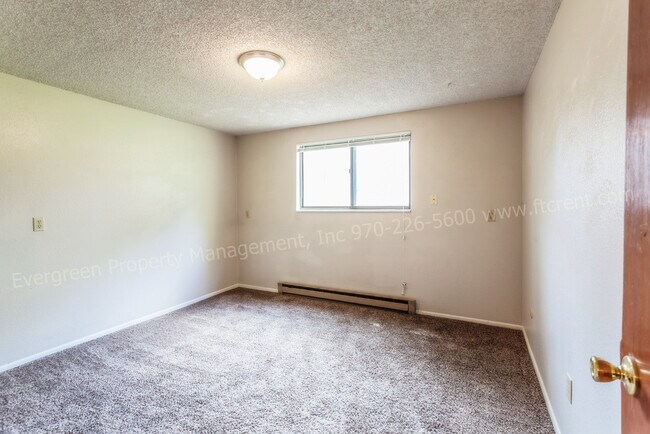 Building Photo - 915/917 Camelot Ct