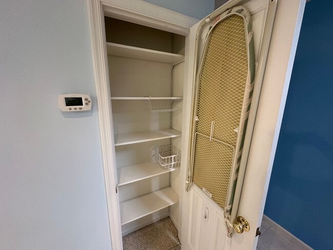 Building Photo - End Unit Townhouse for Rent