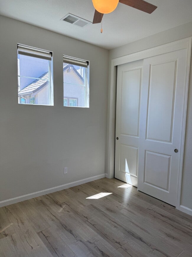 Building Photo - Gorgeous 4 Bed/4 Bath End Unit Condo with ...