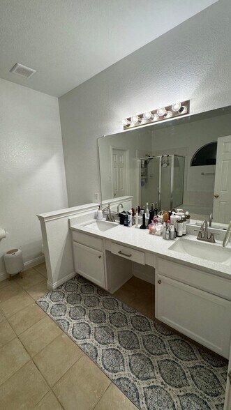 Building Photo - 3136 Deleon Dr