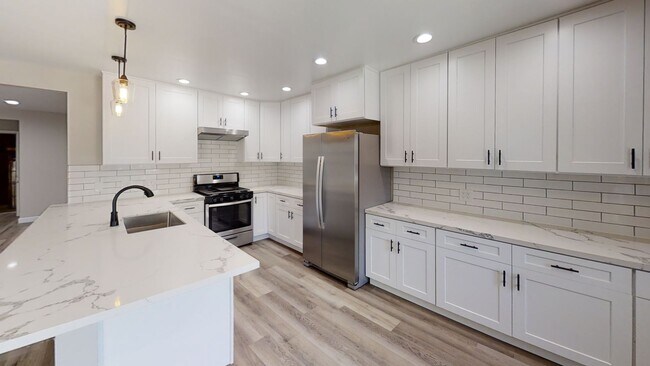 Building Photo - Newly Renovated (2022)! Amazing Location! ...
