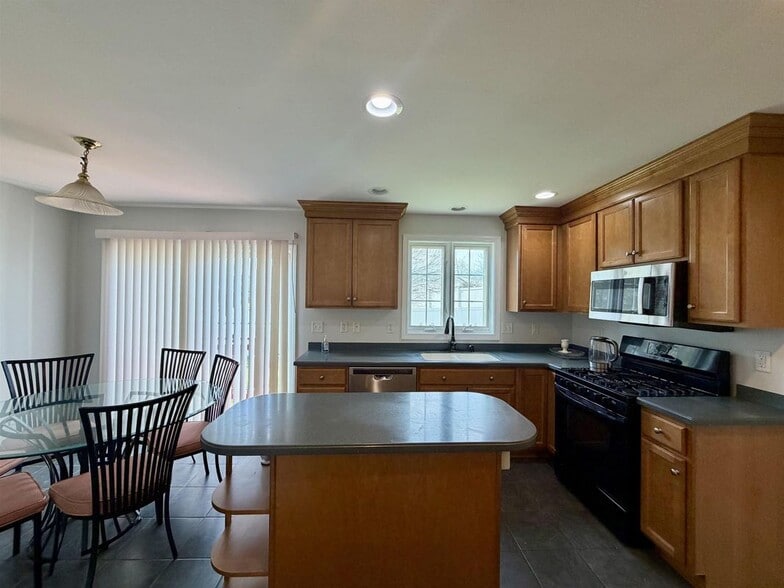 Building Photo - 8 Normandy