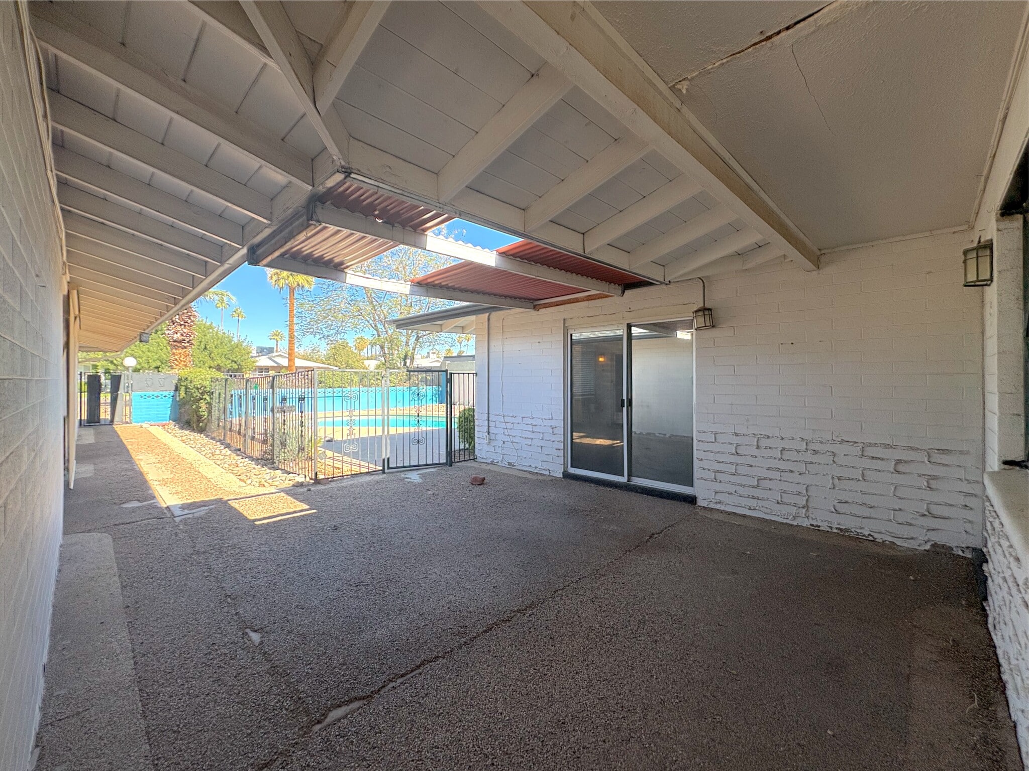 Building Photo - 2711 E Glenrosa Ave