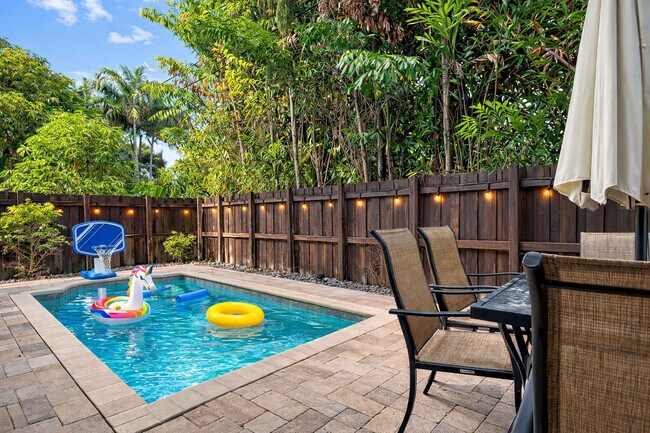 Building Photo - 1705 NE 11th St