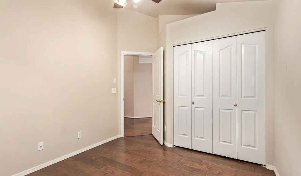Building Photo - 517 S Paradise Dr